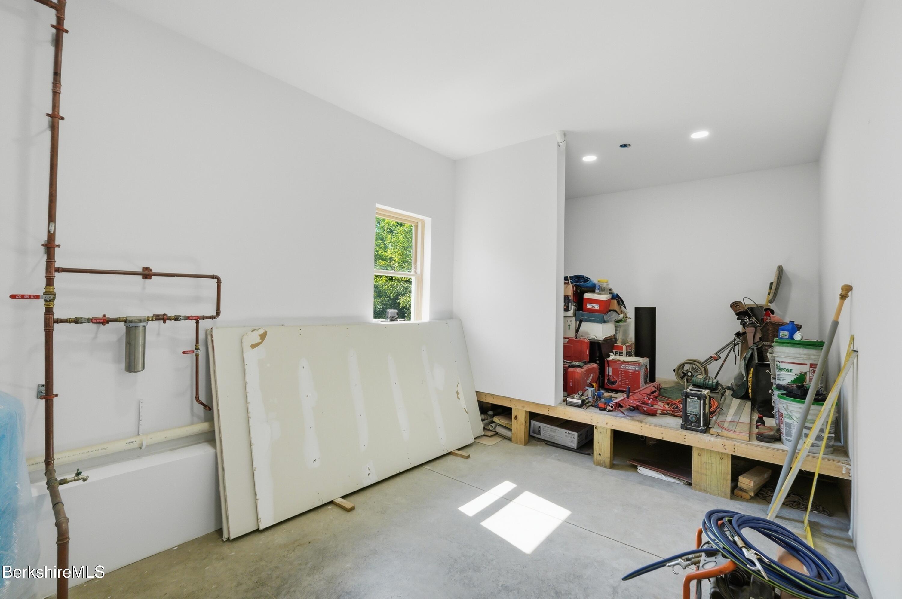 598 Main Road Savoy, MA 01256 - Photo 30 of 53 Laundry/Mud Room