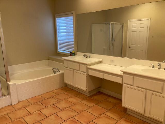 48192 Panorama Avenue Indio, CA 92201 - Photo 23 of 47 a bathroom with a sink and a bathtub