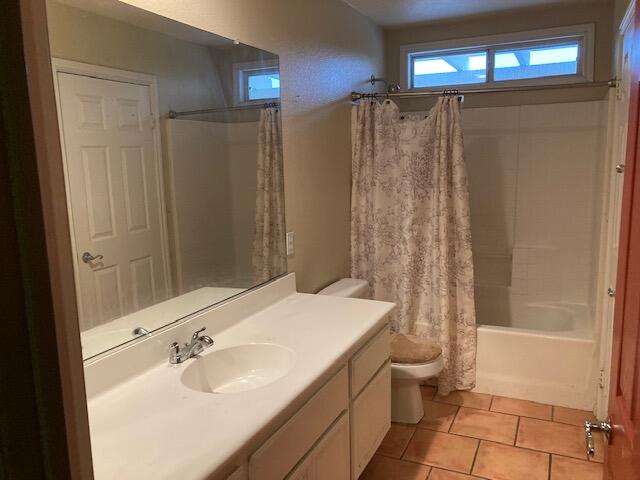 48192 Panorama Avenue Indio, CA 92201 - Photo 28 of 47 a bathroom with a sink toilet and shower