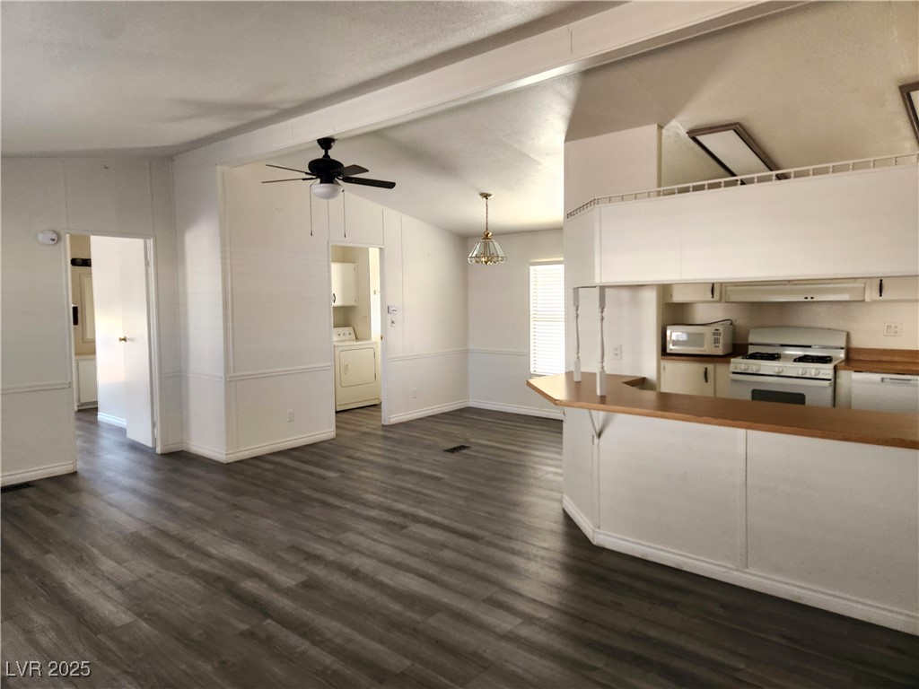 3262 Del Monte Street Laughlin, NV 89029 - Photo 12 of 42 Casual Dining Area & Breakfast Bar