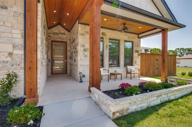 a view of an entryway of the house