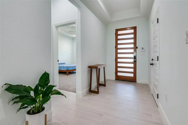 a view of entryway with livingroom