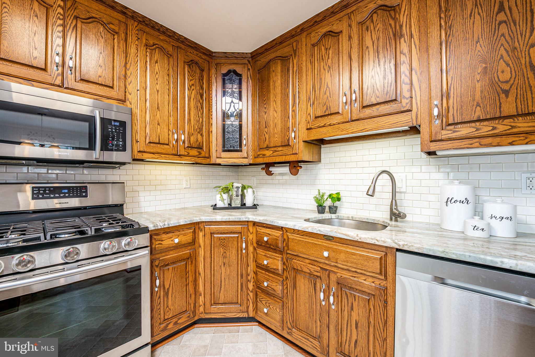 11826 Rocking Horse Road Rockville, MD 20852 - Photo 4 of 39 Gallery Image 4