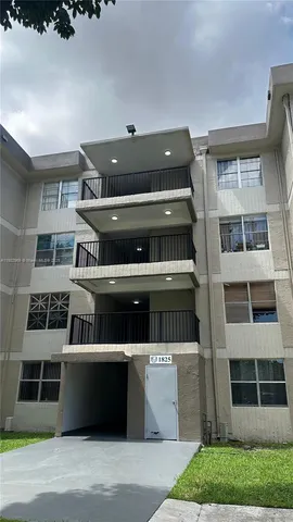 $1,800 | 1825 West 56th Street, Unit 410, Hialeah, FL 33012