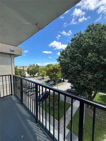 $1,800 | 1825 West 56th Street, Unit 410, Hialeah, FL 33012