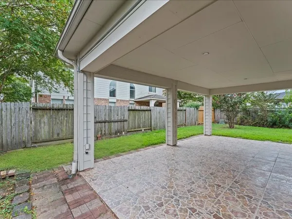 a view of a house with backyard and porch