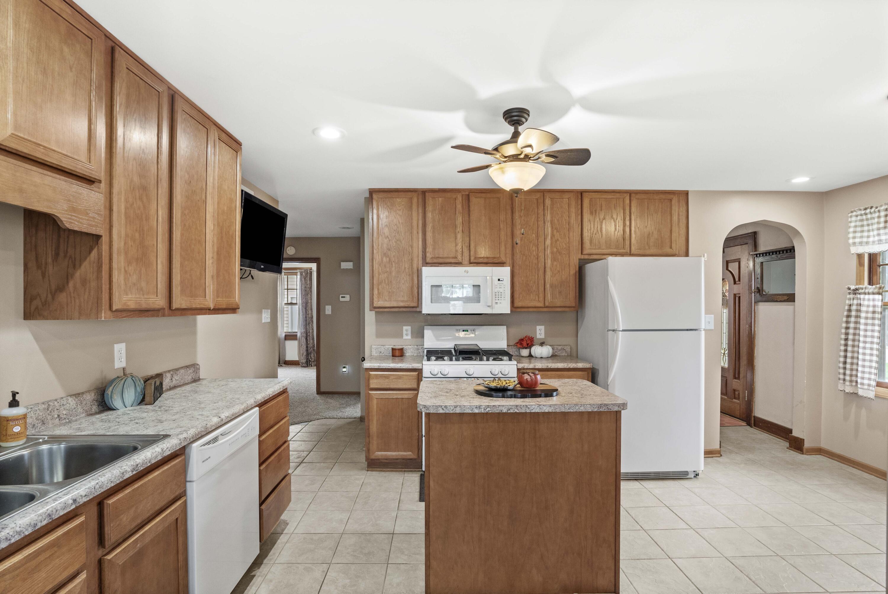 719 East Monitor Street Crown Point, IN 46307 - Photo 13 of 23 3000x2008