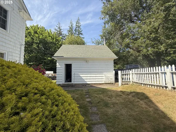 $599,000 | 880 East 2nd Street, Coquille, OR 97423