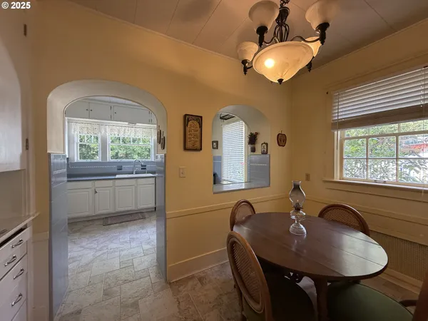 $599,000 | 880 East 2nd Street, Coquille, OR 97423