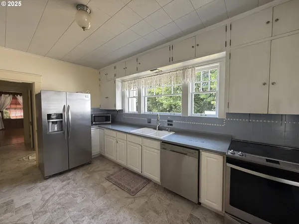 $599,000 | 880 East 2nd Street, Coquille, OR 97423