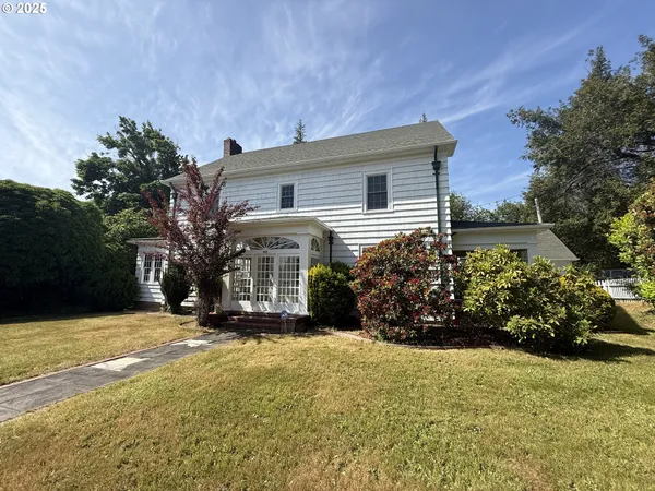 $599,000 | 880 East 2nd Street, Coquille, OR 97423