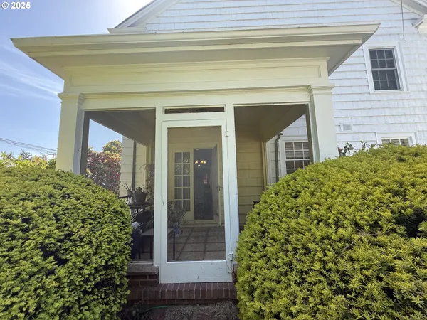 $599,000 | 880 East 2nd Street, Coquille, OR 97423