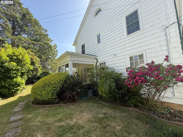 $599,000 | 880 East 2nd Street, Coquille, OR 97423