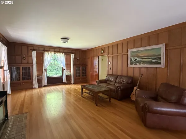 $599,000 | 880 East 2nd Street, Coquille, OR 97423