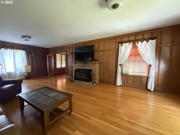 $599,000 | 880 East 2nd Street, Coquille, OR 97423