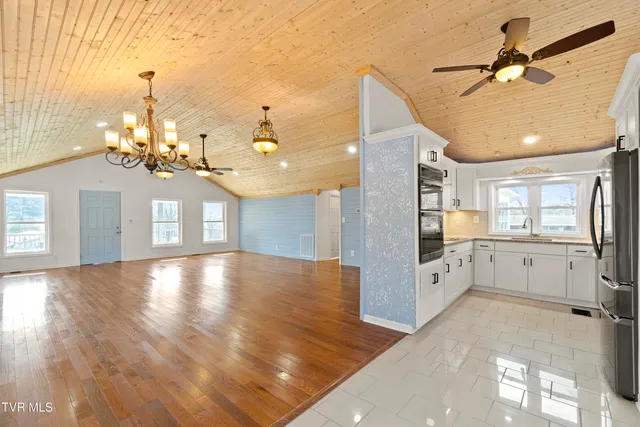 $429,000 | 152 Hemlock Street, Mount Carmel, TN 37645