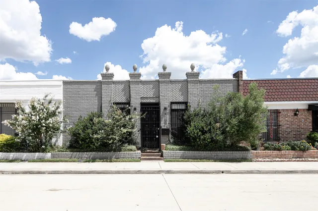 a view of a house with a yard and a street