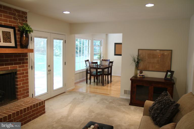 11922 Riders Lane Reston, VA 20191 - Photo 3 of 24 Kitchen eating space