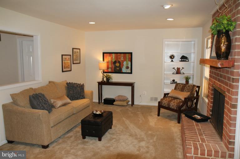 11922 Riders Lane Reston, VA 20191 - Photo 5 of 24 Family Room pic 2