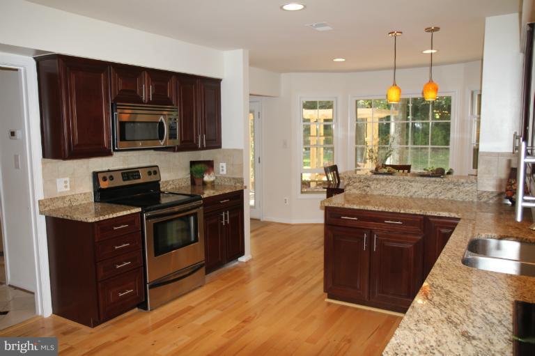11922 Riders Lane Reston, VA 20191 - Photo 7 of 24 Kitchen pic 2