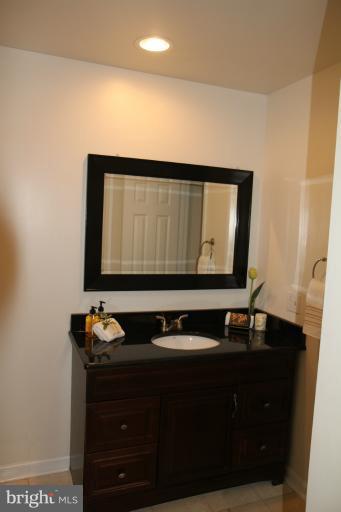11922 Riders Lane Reston, VA 20191 - Photo 8 of 24 Bath (Master) pic 2