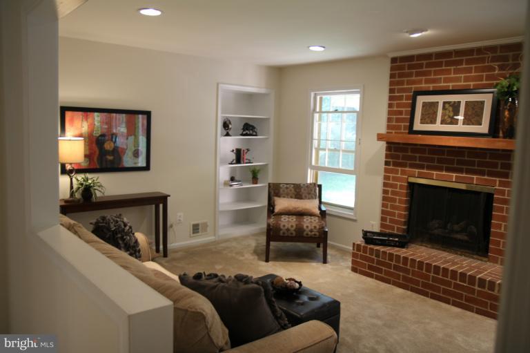 11922 Riders Lane Reston, VA 20191 - Photo 9 of 24 Family Room