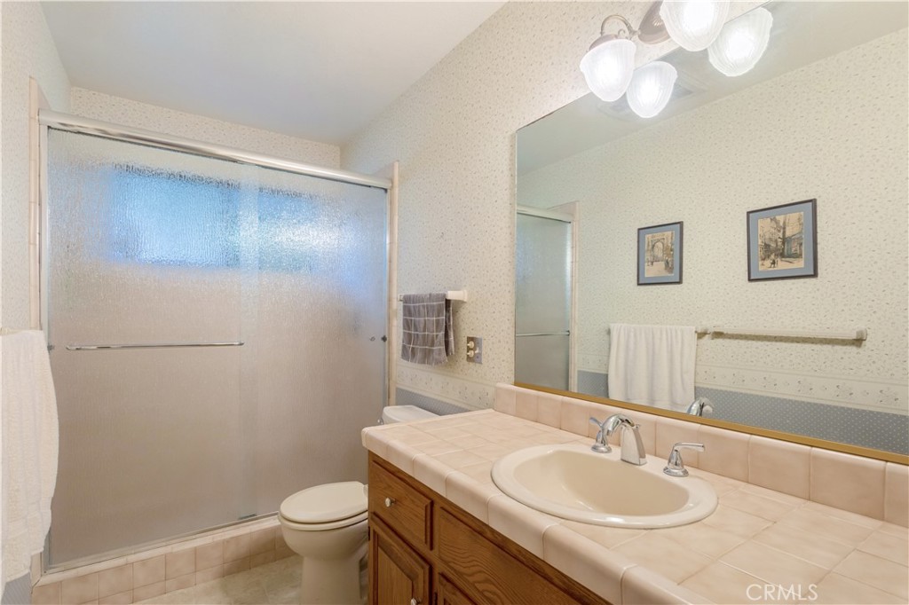 711 Tumble Creek Lane Fallbrook, CA 92028 - Photo 26 of 66 Shared bath.