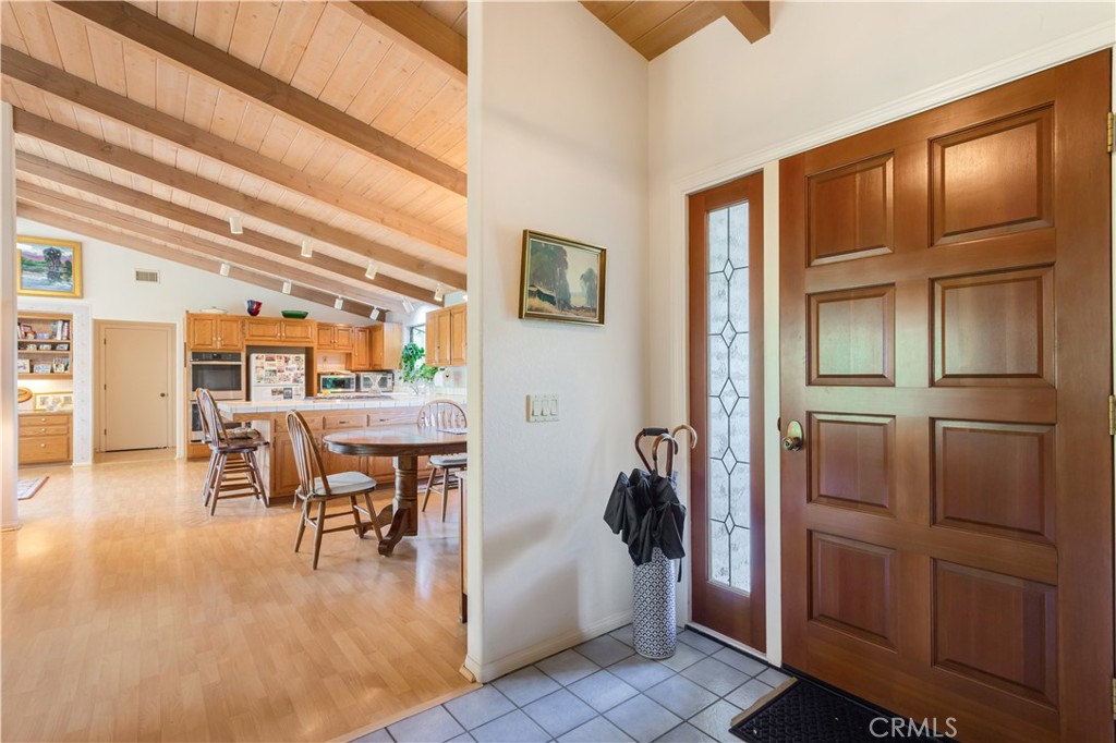 711 Tumble Creek Lane Fallbrook, CA 92028 - Photo 6 of 66 Enter into the greatroom.