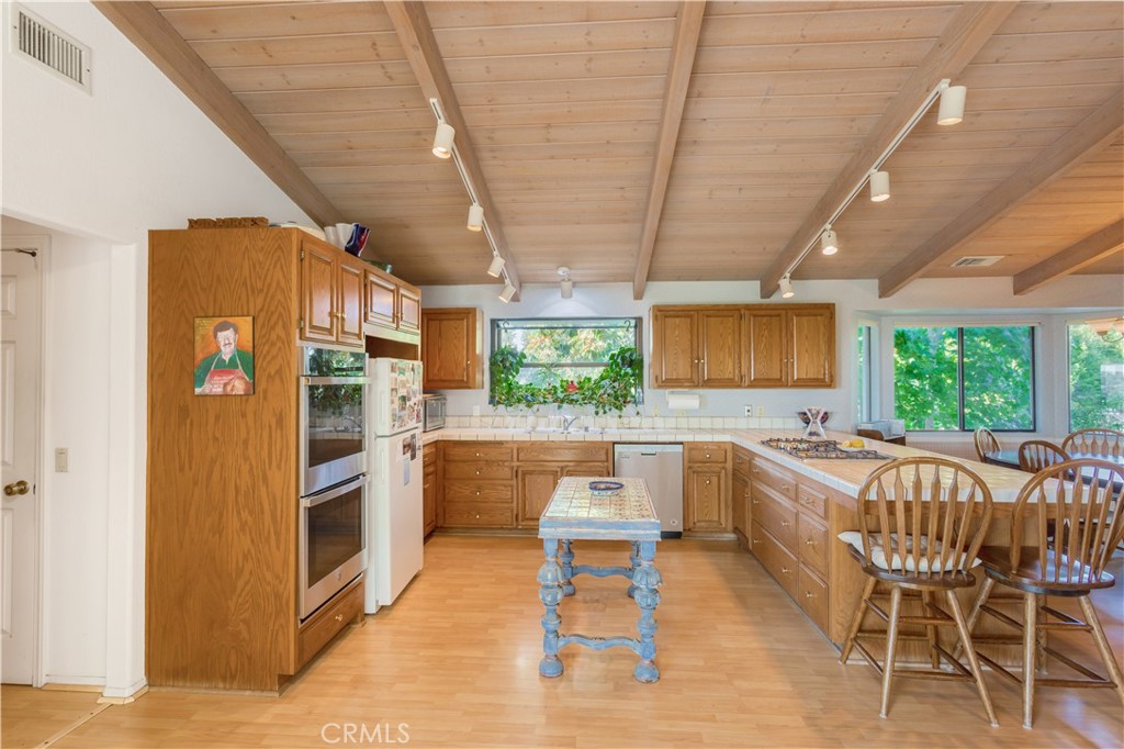 711 Tumble Creek Lane Fallbrook, CA 92028 - Photo 10 of 66 Kitchen.