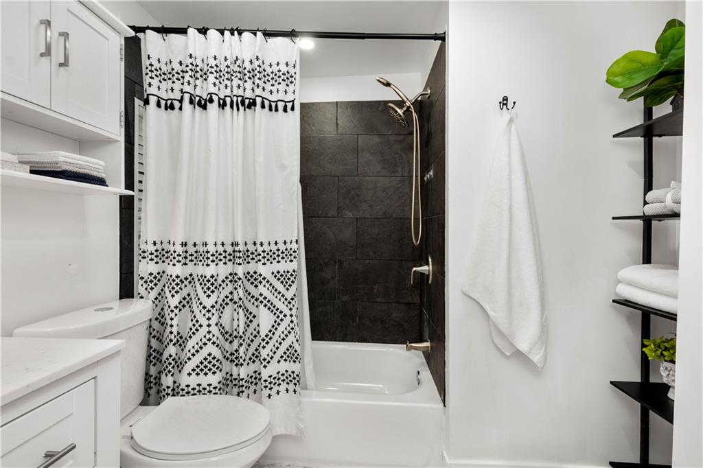 285 Patterson Avenue Bridgeville, PA 15017 - Photo 18 of 33 Full bath with tiled surround.