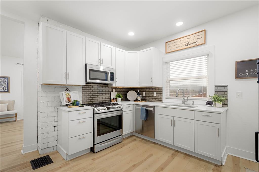 285 Patterson Avenue Bridgeville, PA 15017 - Photo 5 of 33 Stainless appliances including a gas stove!