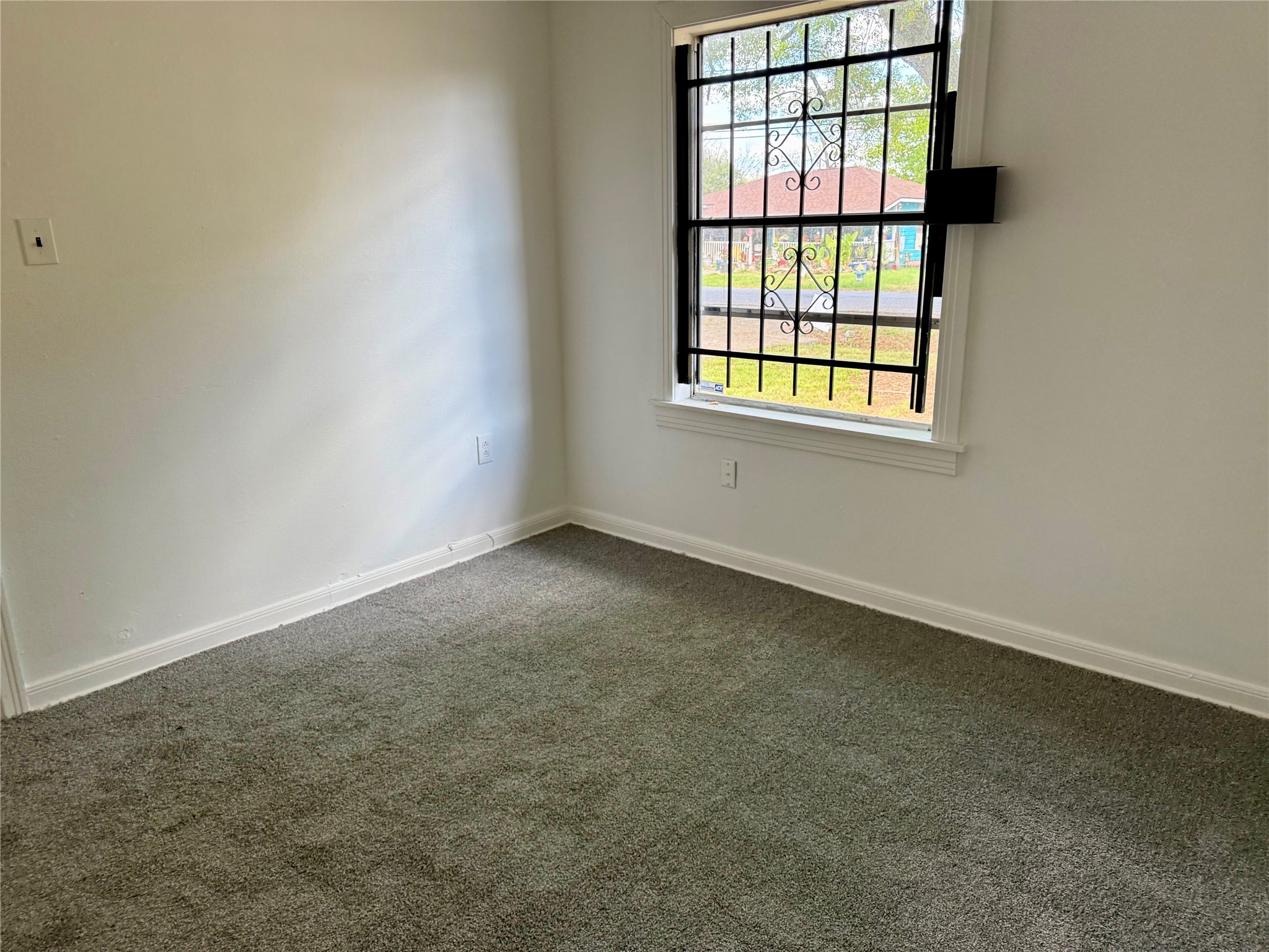 5326 Wenda Street Houston, TX 77033 - Photo 4 of 9 an empty room with a window
