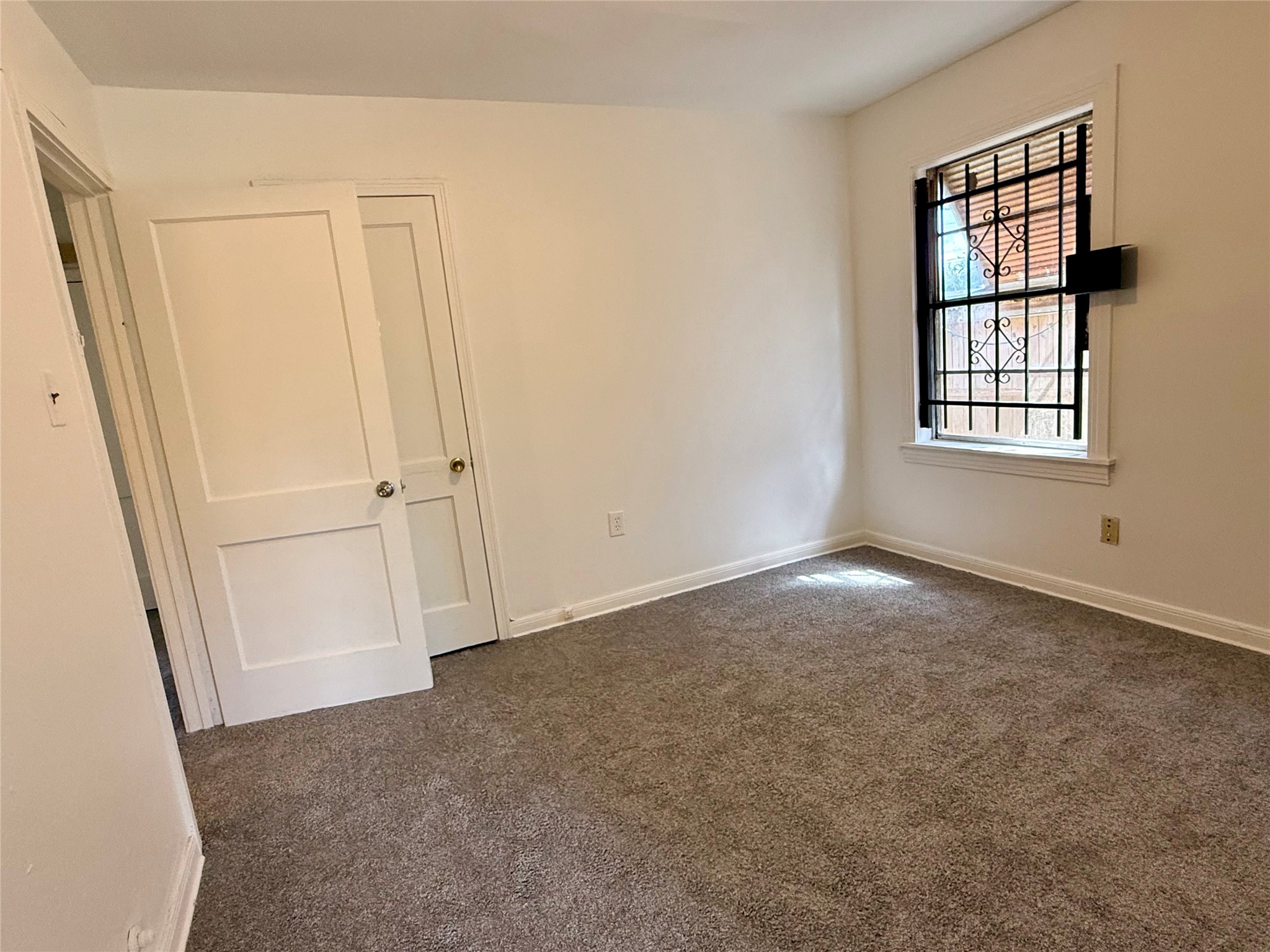 5326 Wenda Street Houston, TX 77033 - Photo 7 of 9 an empty room with windows
