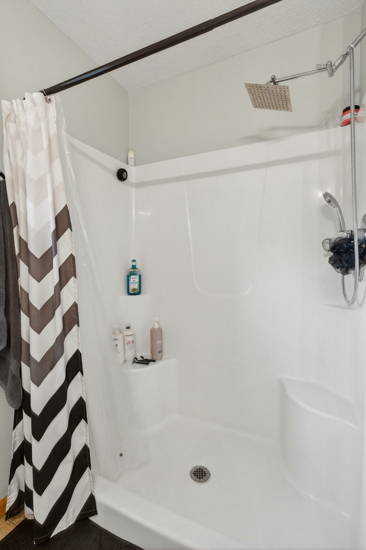 2712 North 13th Street Clinton, IA 52732 - Photo 22 of 47 a bathroom with a shower and a bathtub