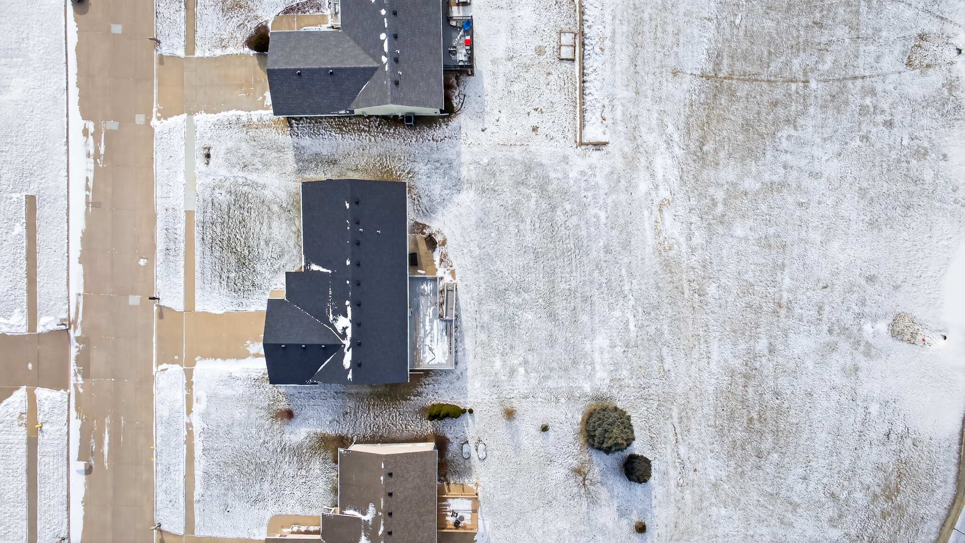 2712 North 13th Street Clinton, IA 52732 - Photo 3 of 47 a bathroom with a shower