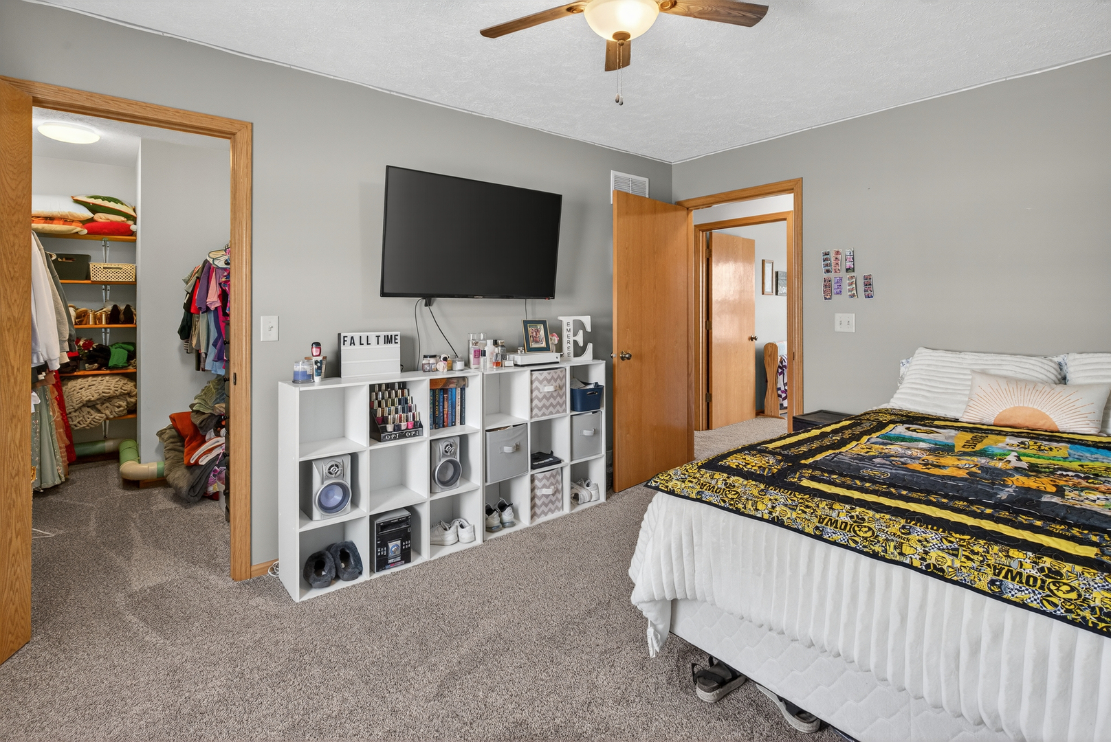 2712 North 13th Street Clinton, IA 52732 - Photo 31 of 47 a bedroom with bed and a flat tv screen