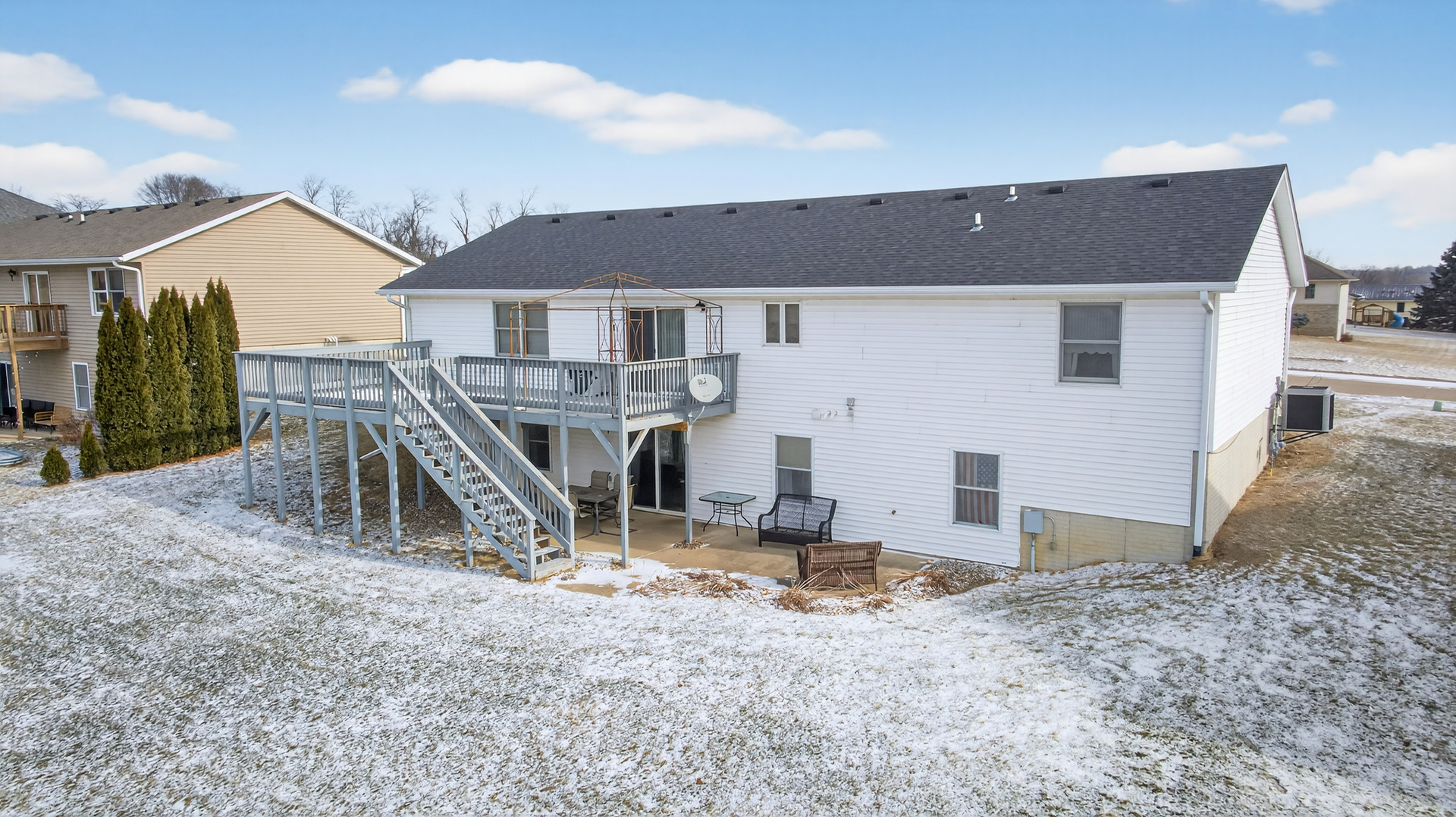 2712 North 13th Street Clinton, IA 52732 - Photo 4 of 47 a view of a house with backyard and wooden fence