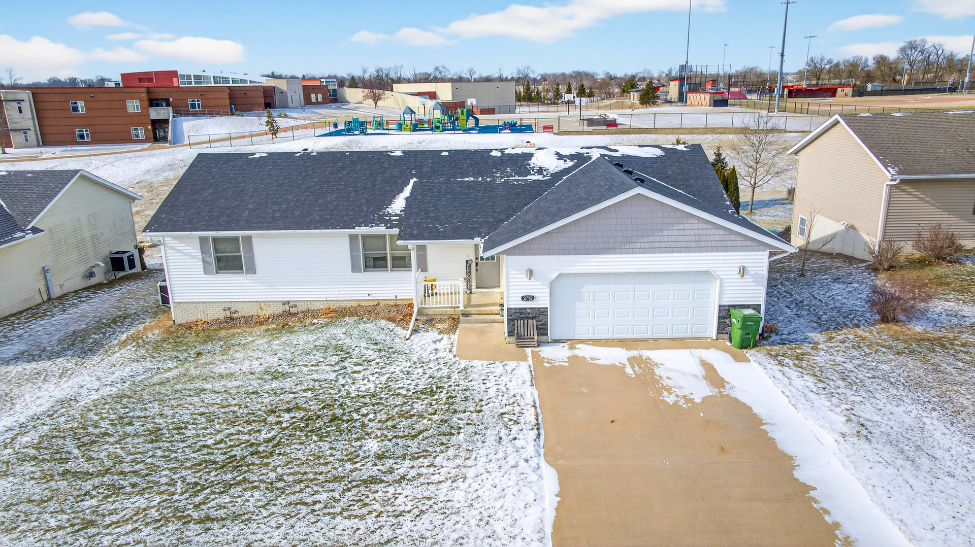 2712 North 13th Street Clinton, IA 52732 - Photo 7 of 47 a view of a house with a outdoor space