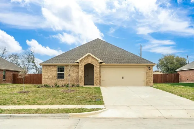 $325,000 | 1900 Sandy Knoll Drive, Kaufman, TX 75142