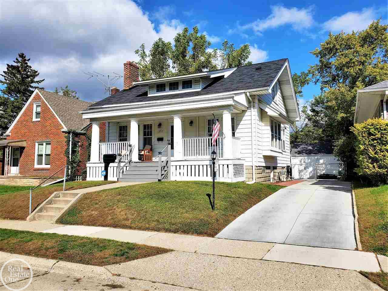 15713 Charles R Avenue Eastpointe, MI 48021 - Photo 3 of 65 50057999-2.JPG