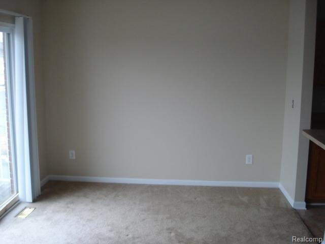 46129 Rhodes Drive, Unit 300 Macomb, MI 48044 - Photo 3 of 7 diningRm.JPG