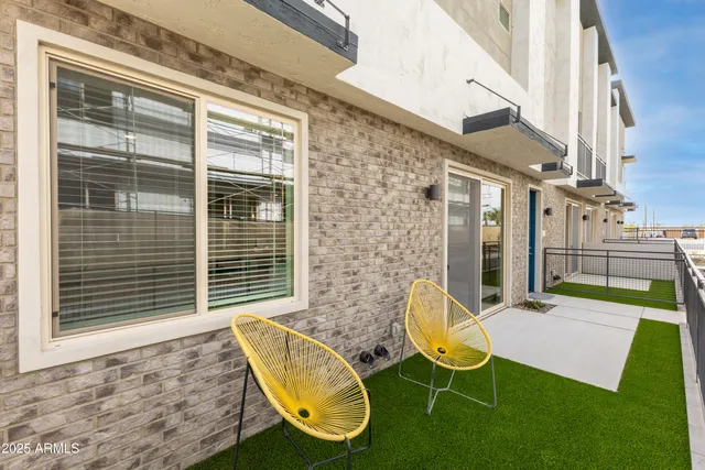 a view of a house with backyard