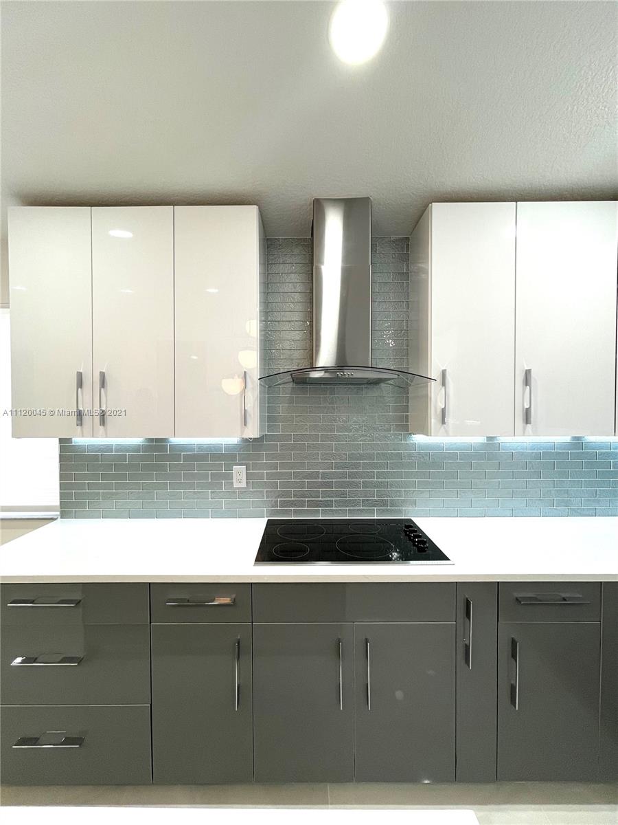 6726 Via Regina Boca Raton, FL 33433 - Photo 4 of 35 a sink with a large window