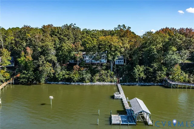 a view of a house with a yard and plants