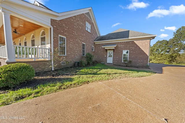 $749,000 | 556 Thomas Road, Holly Springs, MS 38635