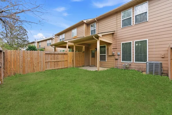 a view of a house with backyard