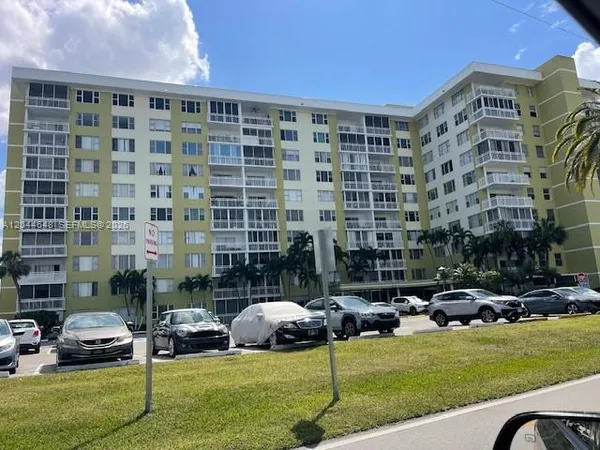 $230,000 | 4400 Hillcrest Drive, Unit 701B, Hollywood, FL 33021