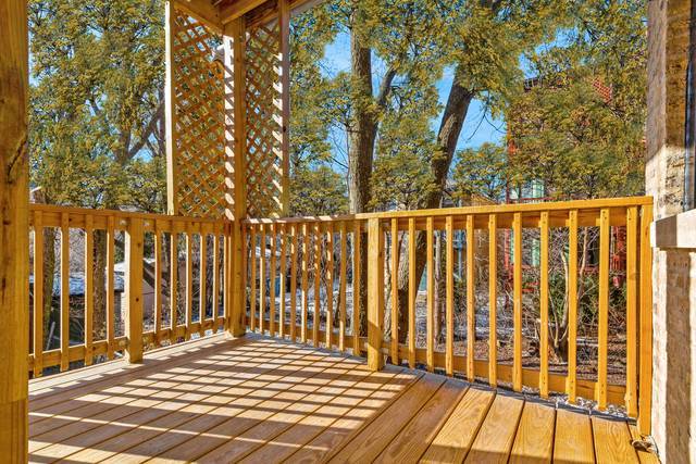 1535 West Estes Avenue, Unit 3 Chicago, IL 60626 - Photo 34 of 40 a view of wooden balcony