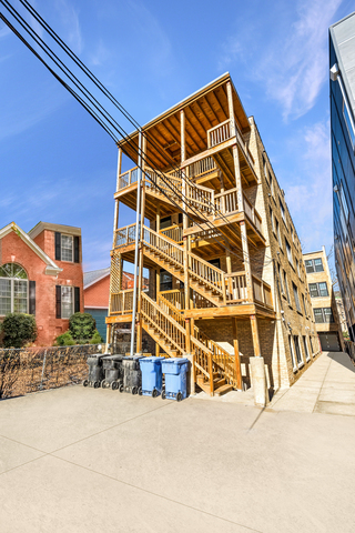 1535 West Estes Avenue, Unit 3 Chicago, IL 60626 - Photo 35 of 40 a front view of a building