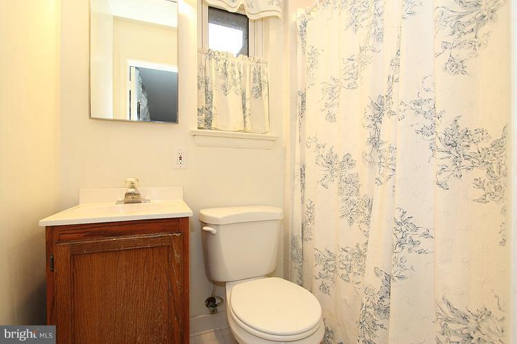 Bath (Master) w/tiled shower
